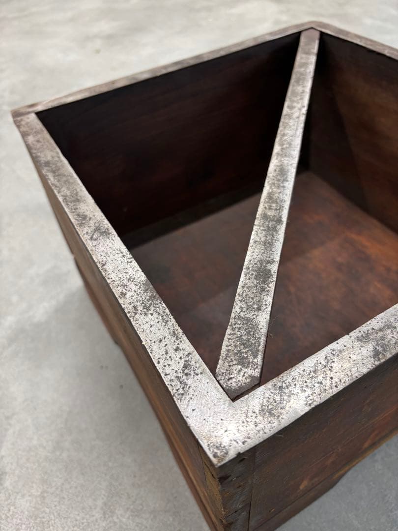 古い木箱 脚付き 鉄枠補強 刻印入り｜無垢材 古道具 収納箱 店舗什器