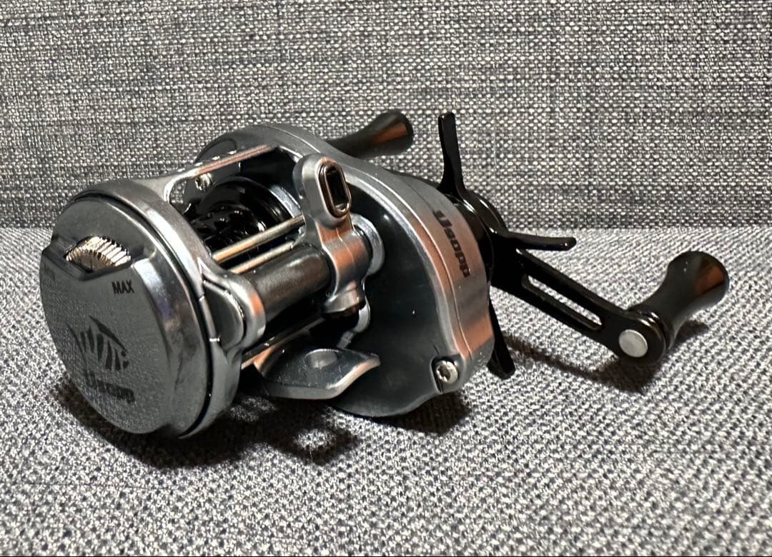 明日までセール！新品 超軽量 丸型ベイトフィネスリール　左ハンドル ベイトリール