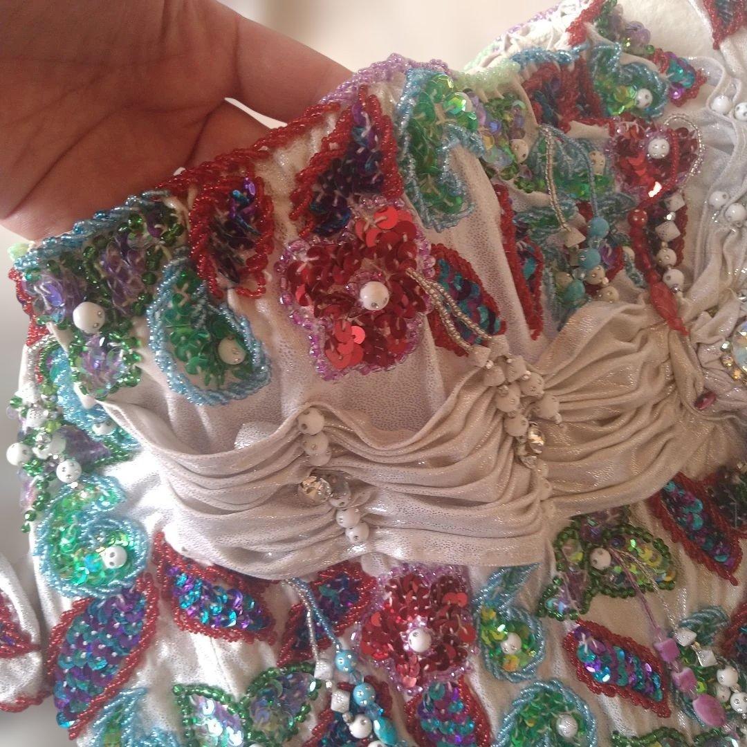 ベリーダンス衣装　中古　セット　白地に赤、青　多色ビーズ刺繍