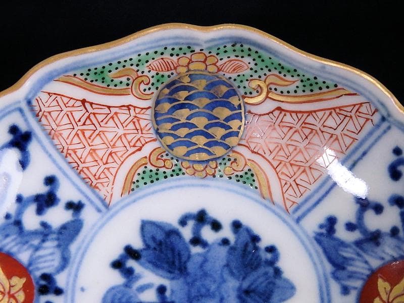 大聖寺伊万里　染錦　青海波に毘沙門亀甲紋　花の図　豆皿　E187AS-CIm