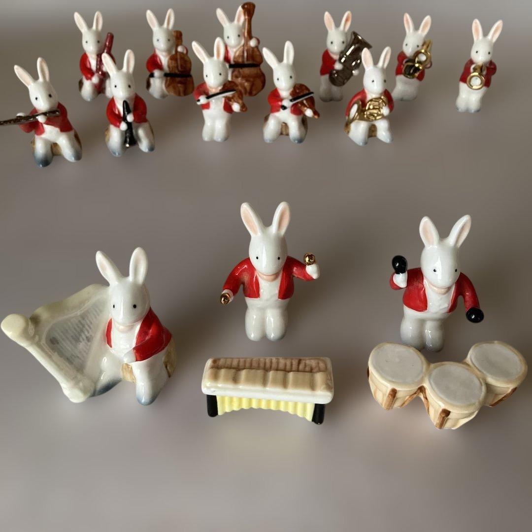 ウサギのオーケストラ　音楽を演奏するウサギの置物　アンティーク