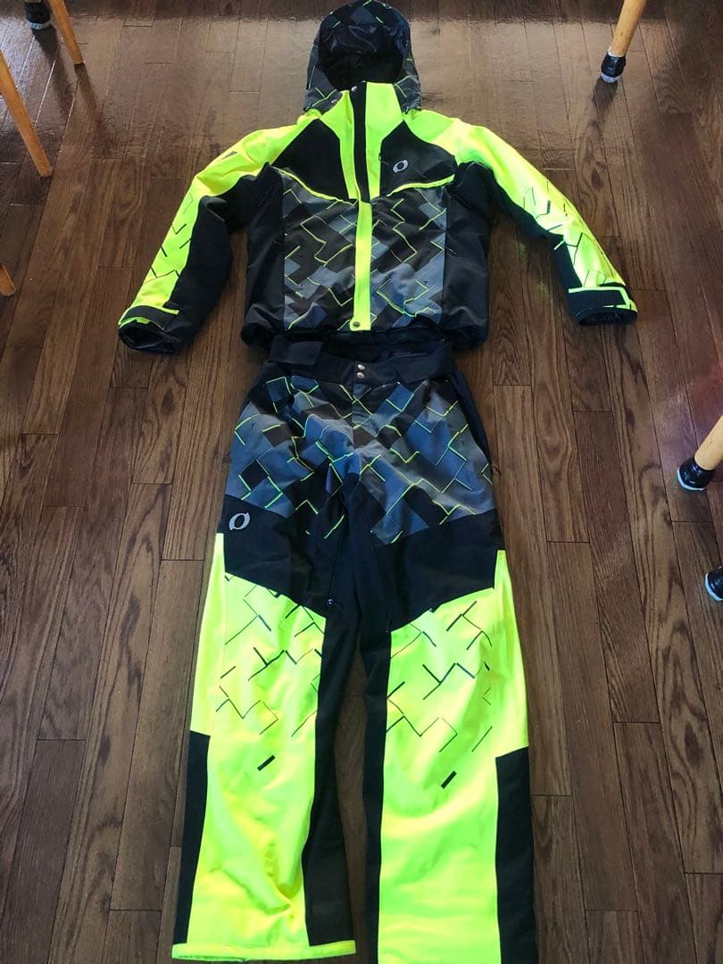 オンヨネ　スキーウェア上下セット 黒/蛍光イエロー