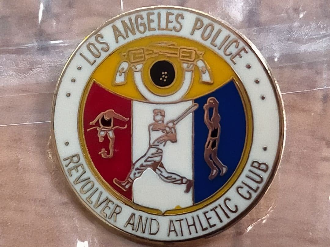 ☆ア②。「アメリカ.ロサンゼルス市警察学校ピンバッジ」特製ケース入り。