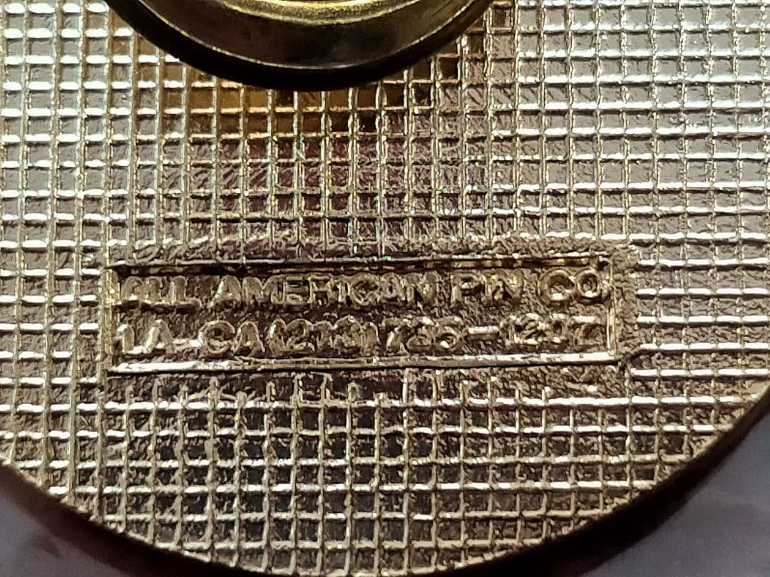 ☆ア②。「アメリカ.ロサンゼルス市警察学校ピンバッジ」特製ケース入り。