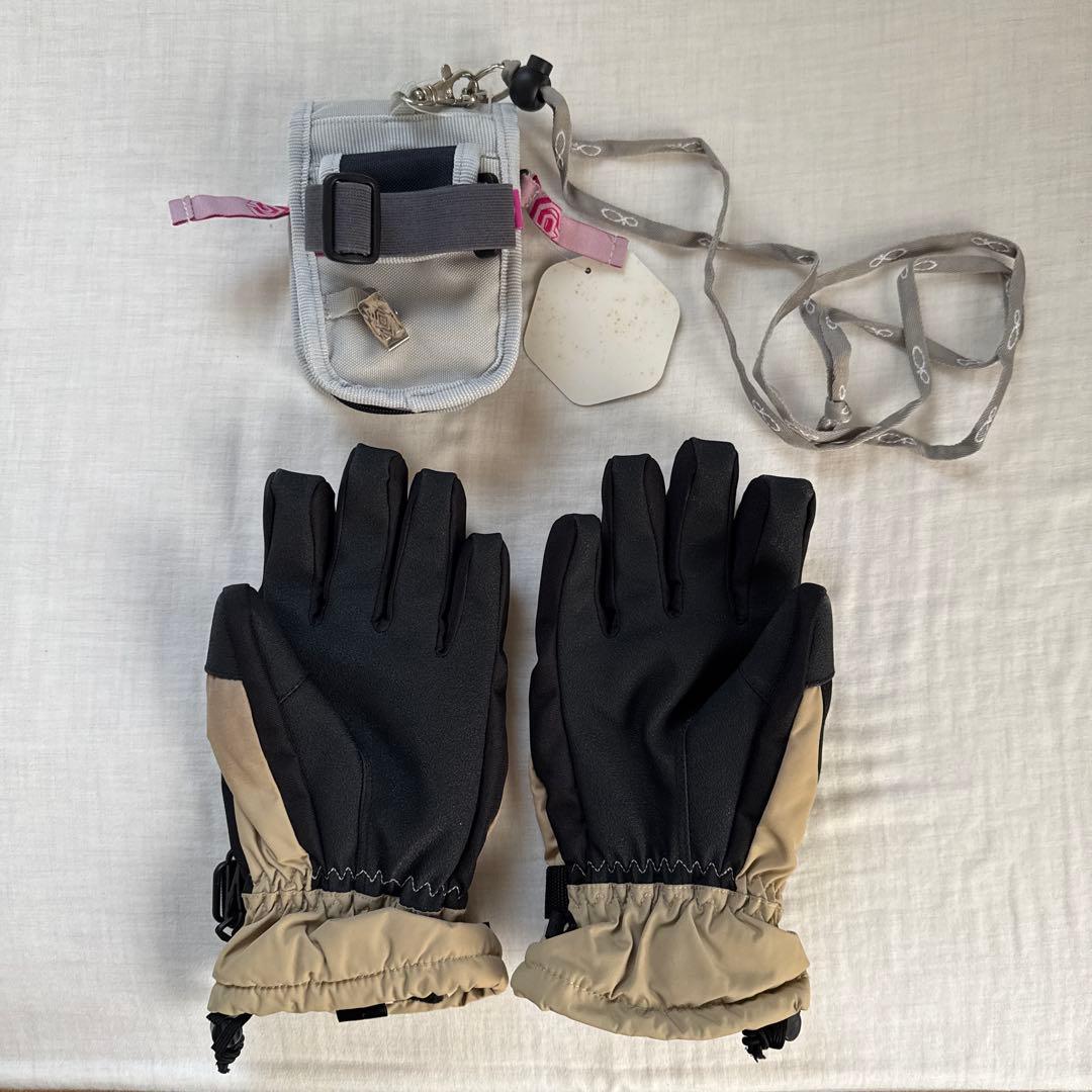 スキー スノボウェア(レディース用)手袋、パス入れ付き