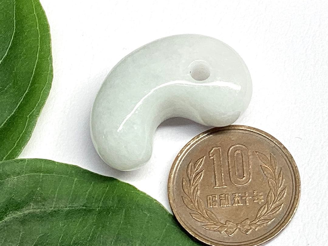 ✳60万円以上の高品質を‼️糸魚川翡翠勾玉*氷　安価卸しにて‼️ 守護石に　鑑別書付