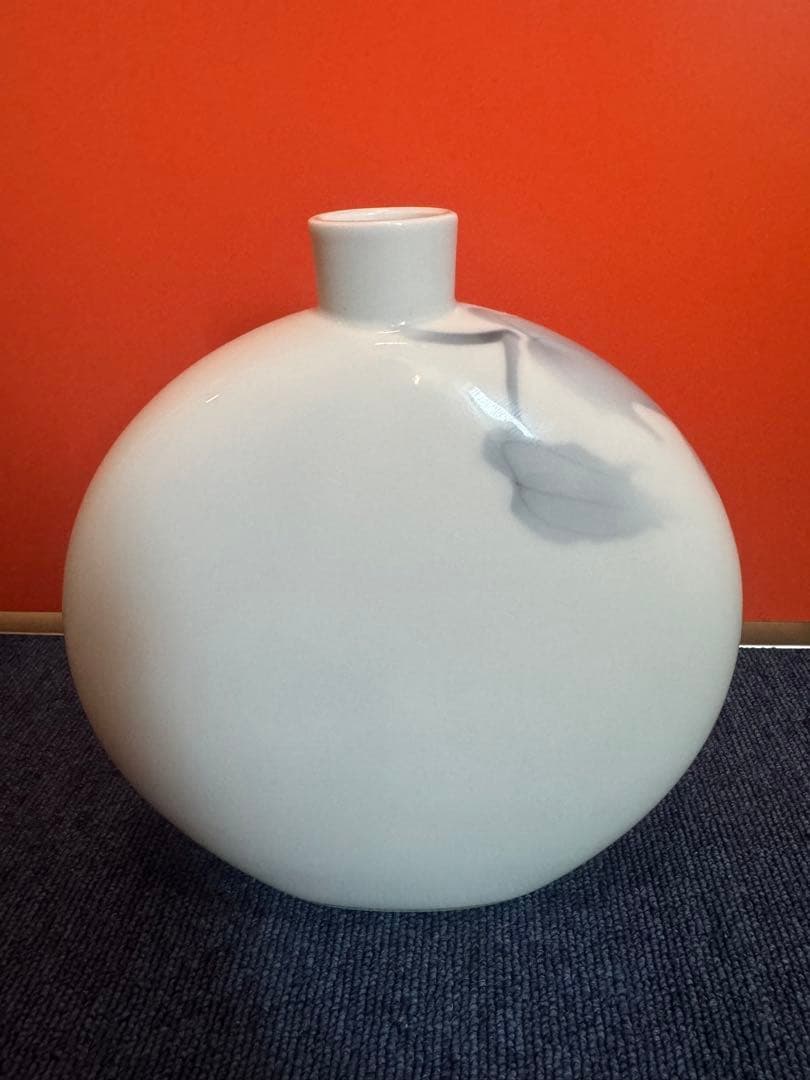 1569 深川製磁　淡釉光彩　薄墨白牡丹　花瓶　未使用