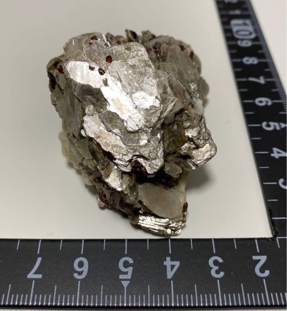 パキスタン産 白雲母上の満礬柘榴石 モスコバイト スペサルティン 外国産鉱物標本