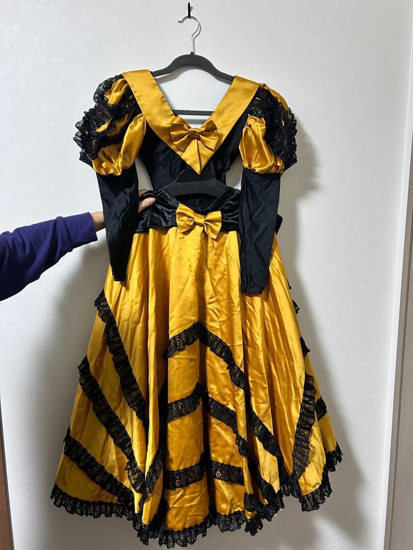 フラメンコ衣装　黒とゴールドのトップスandスカート