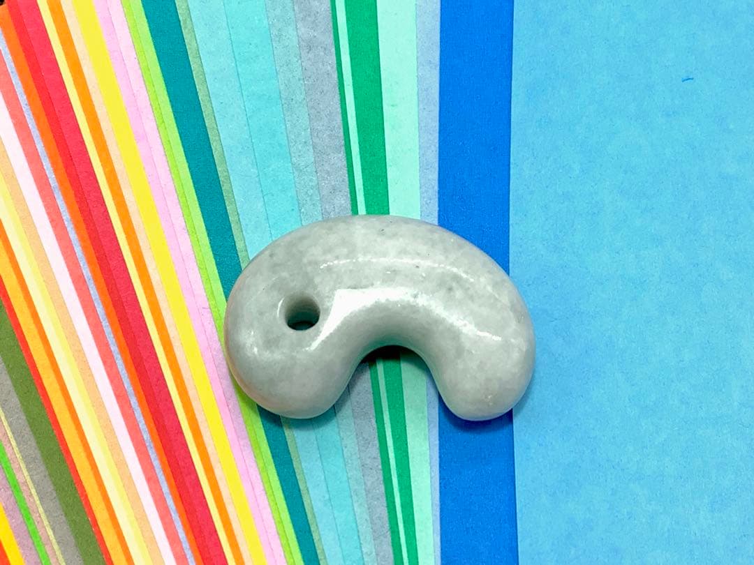 ⭕️淡緑のまだら模様（高品質淡緑色）糸魚川翡翠勾玉　鑑定機関鑑別書付　本物の極上品