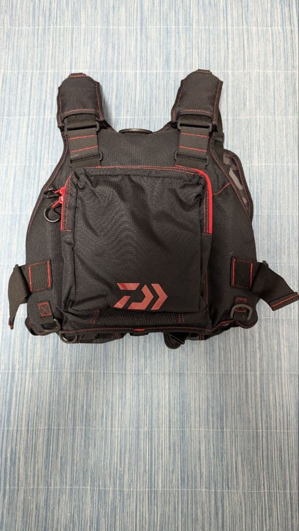 Daiwa フィッシングベスト ブラック/レッド 迷彩柄