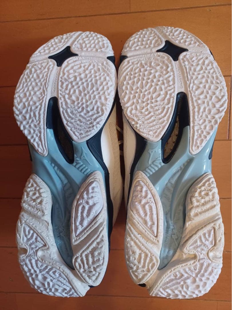 試着のみMizuno ウェーブライトニング Z8 24.0cm ホワイトNV