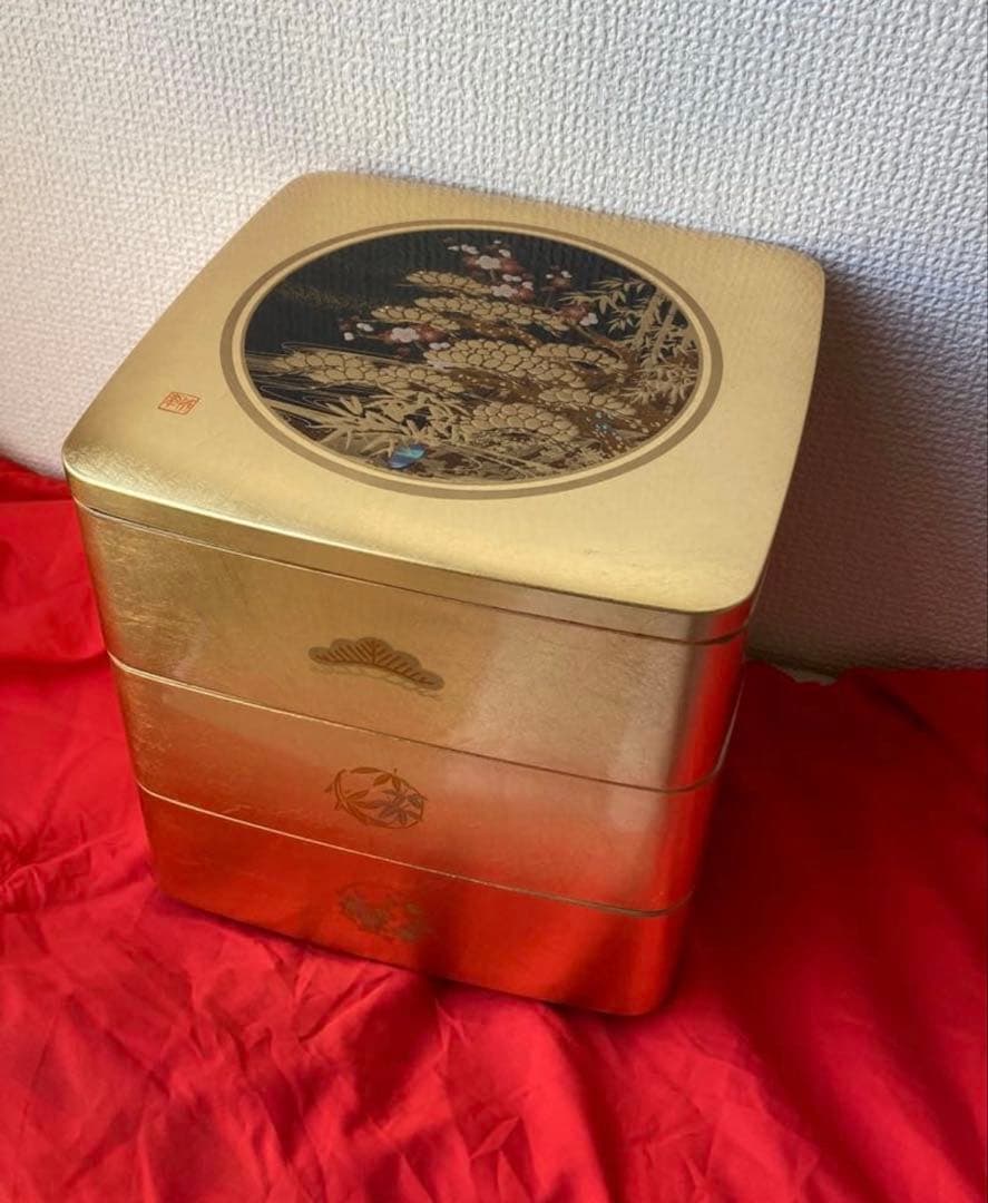 新品未使用　お重箱　お正月　金箔　松竹梅　迎春　朱塗り　螺鈿　貝　アンティーク