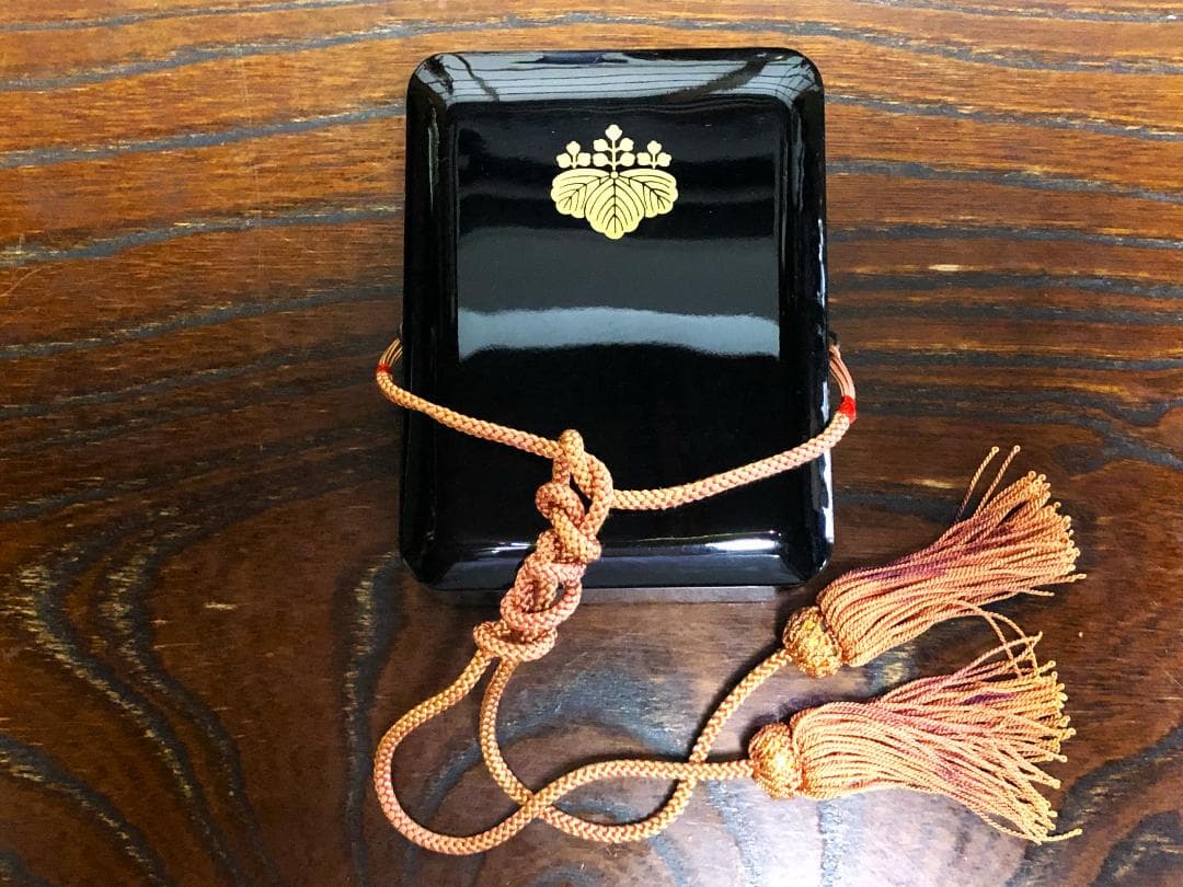 【 雁繋ぎ透し鍔 】　本漆五三桐紋手箱入り　江戸時代