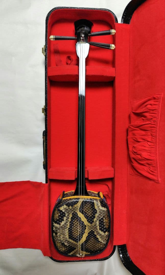 三線（沖縄三味線）　県産黒木（！？）棹　新調本皮一枚張りチーガ　ハードケース付