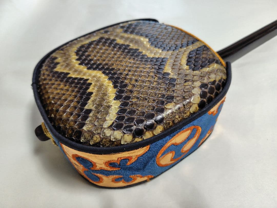 三線（沖縄三味線）　県産黒木（！？）棹　新調本皮一枚張りチーガ　ハードケース付