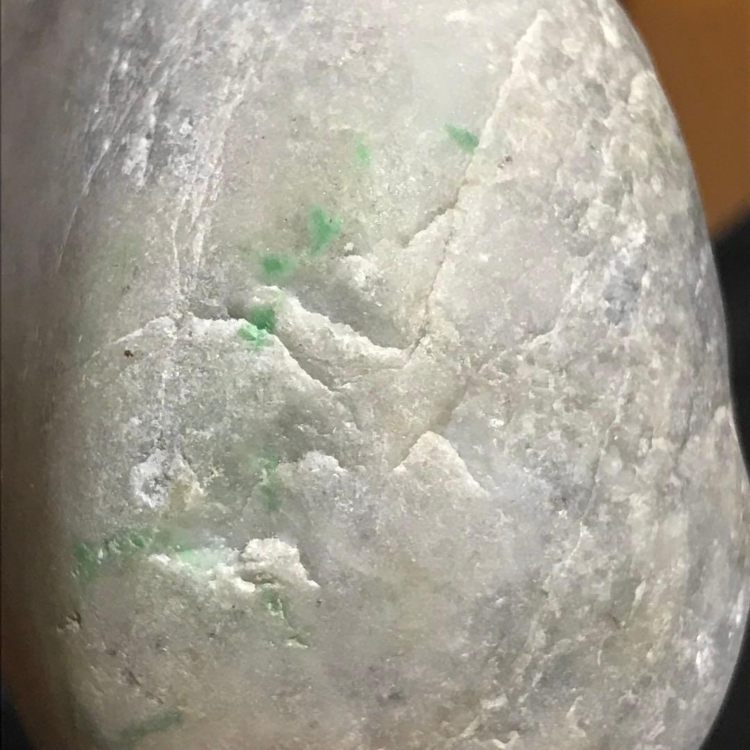 糸魚川翡翠　大きめ海石563g　白地に鮮やかな緑