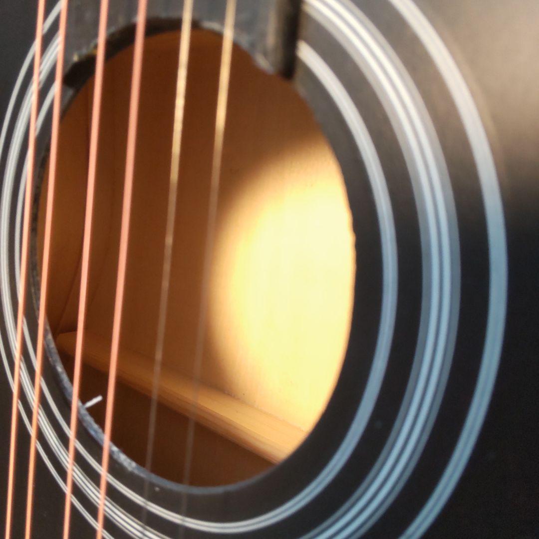 (新品)格安！カッタウェイデザインの、アコースティックギター、ストラップ、弦付