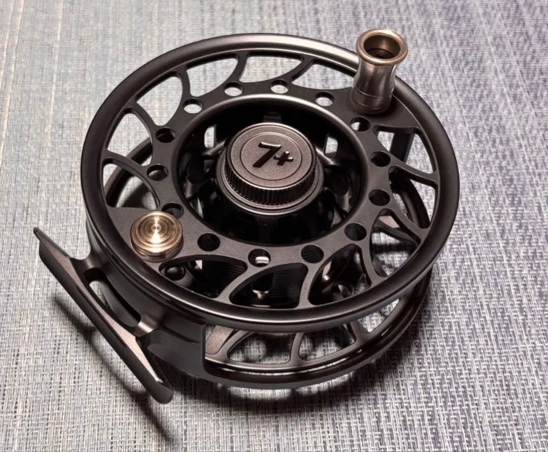 リール Hatch Iconic 7 Plus Gray/Black Mid