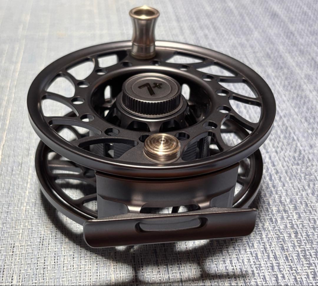 リール Hatch Iconic 7 Plus Gray/Black Mid