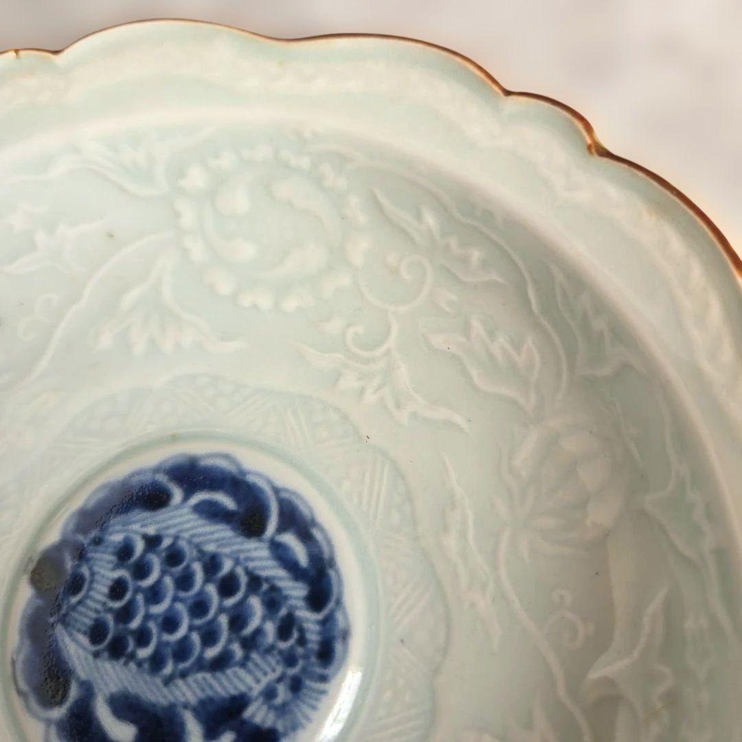古伊万里　染付　陽刻　深皿　江戸時代　アラベスク　金直し　金継ぎ　骨董　和骨董