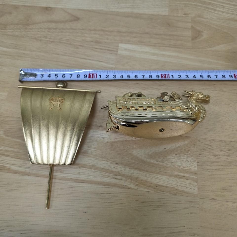 金色の船とドラゴンの金属工芸品