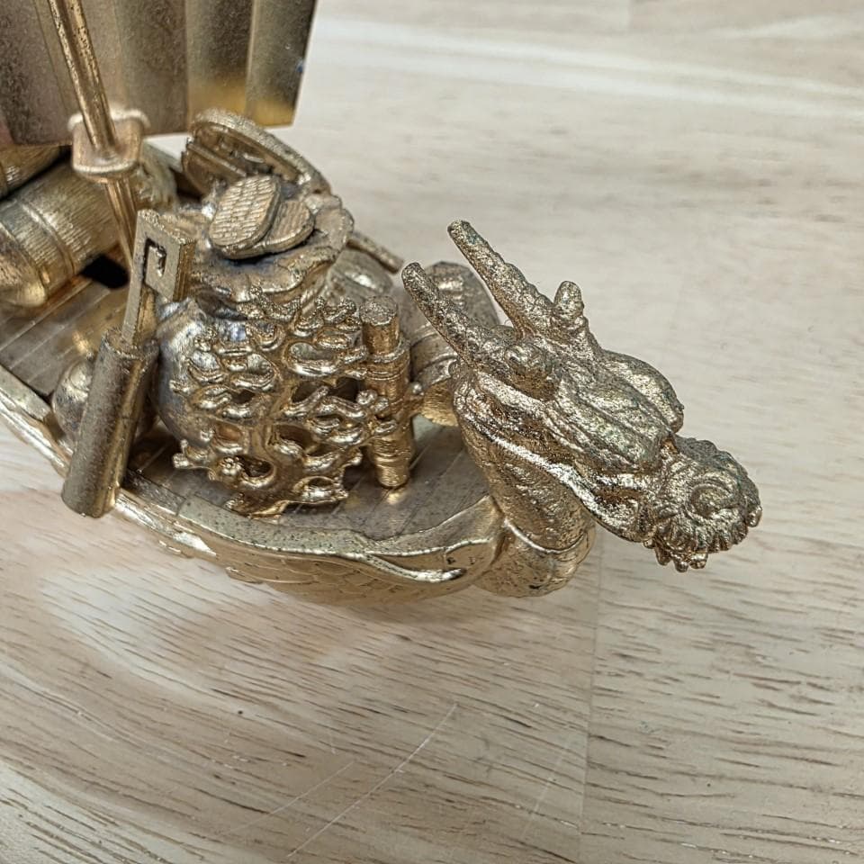 金色の船とドラゴンの金属工芸品