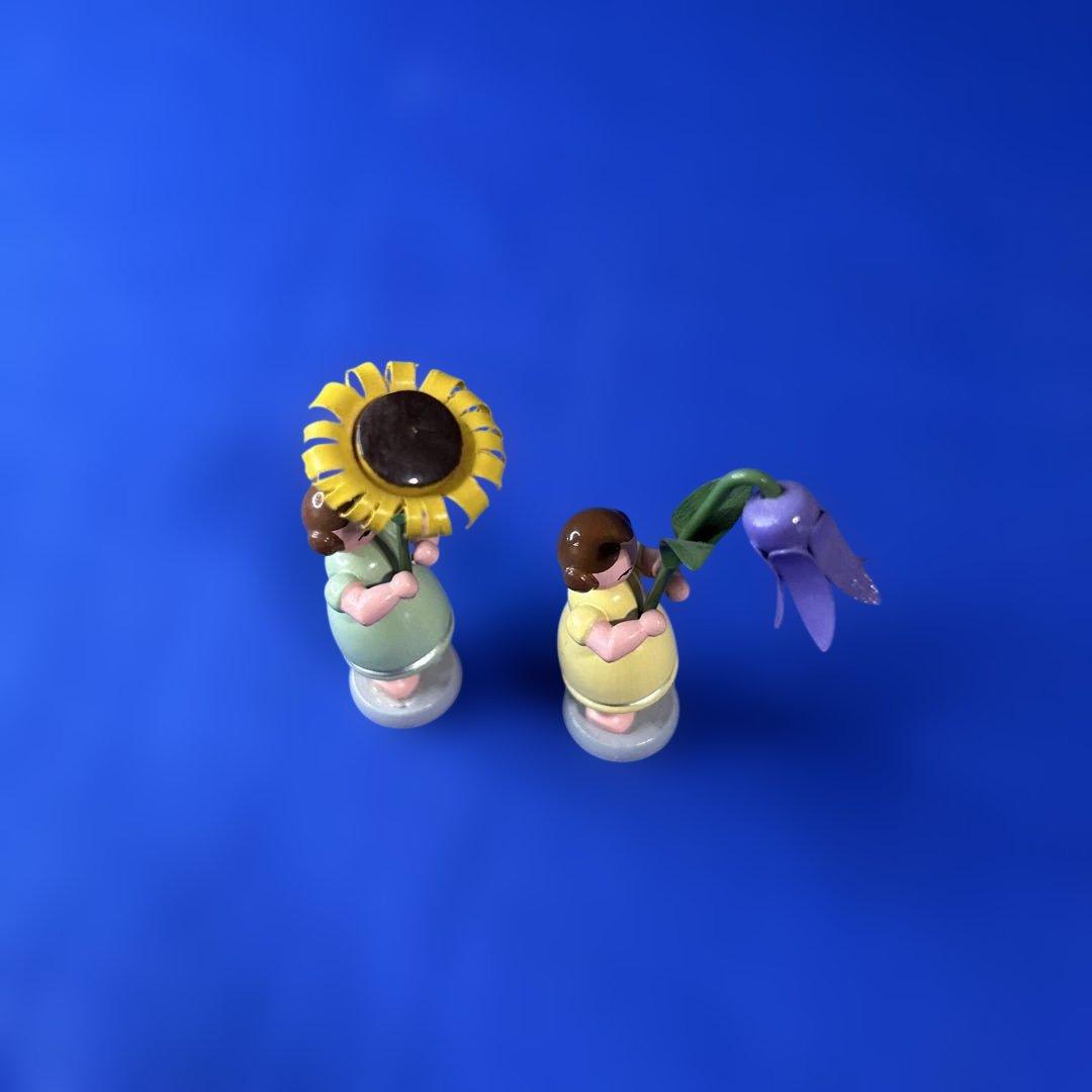 ドイツ製　木製人形　エルツ地方　ザイフェン お花を持つ女の子