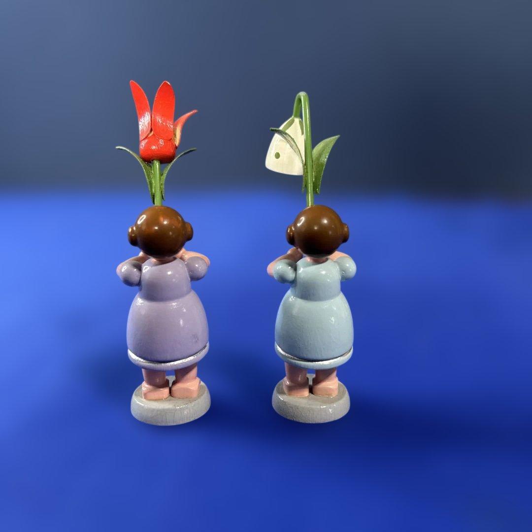 ドイツ製　木製人形　エルツ地方　ザイフェン お花を持つ女の子