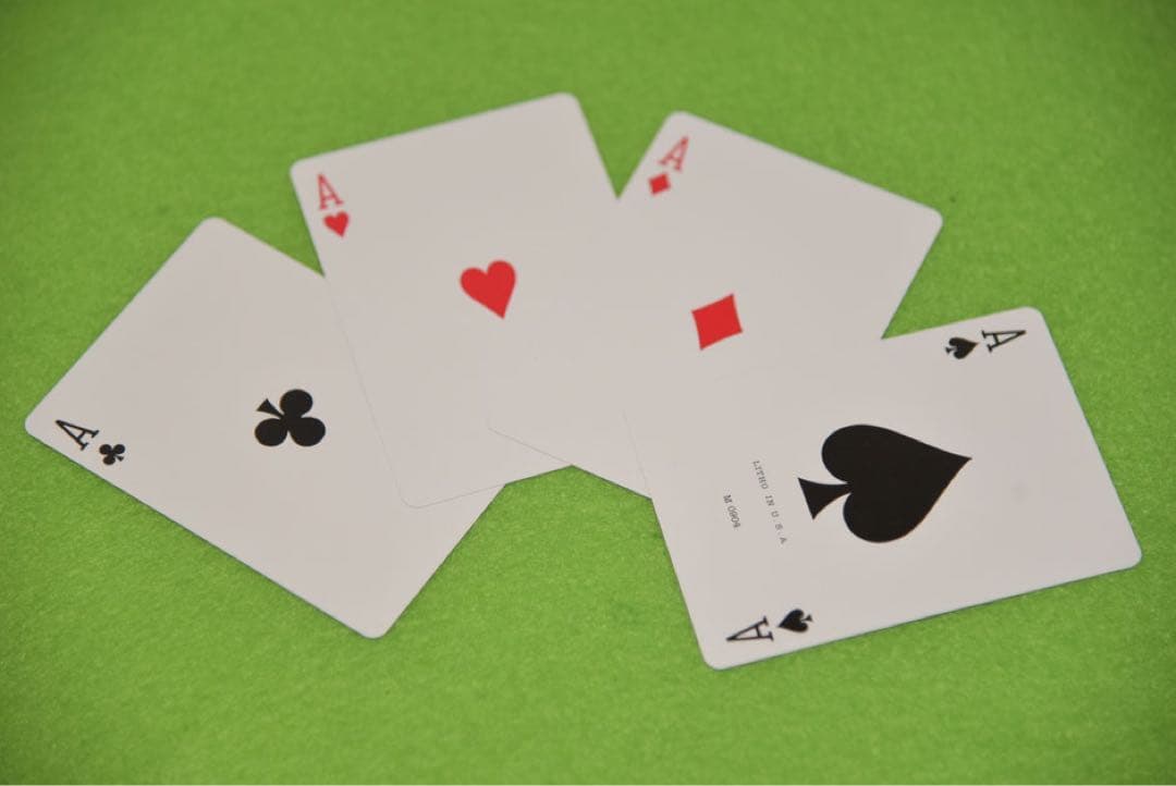 日*9様 4TUNE トランプ　USPC製 赤170個 青24個