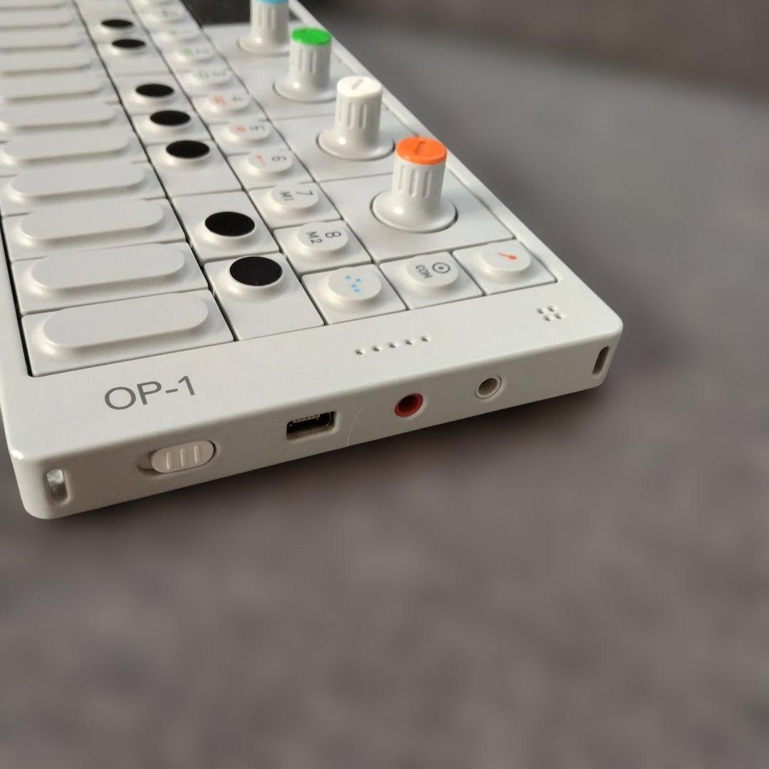 OP-1 Teenage Engineering　シンセサイザー ホワイト