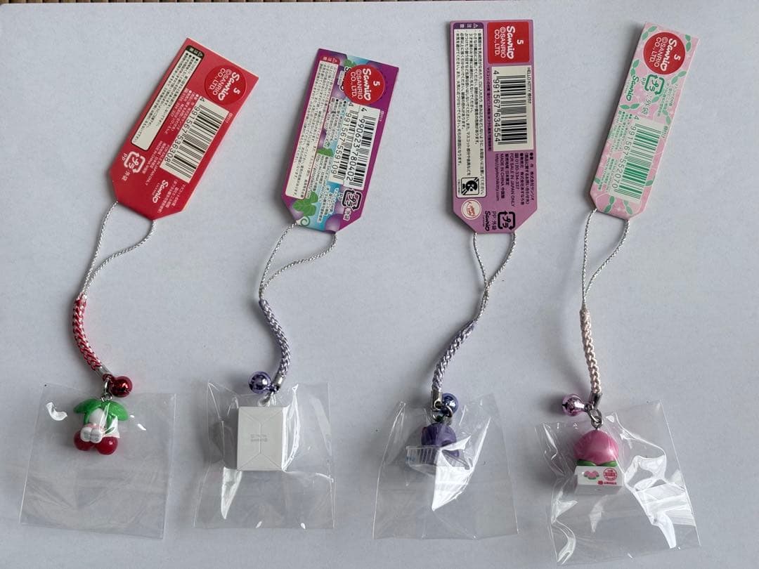 ハローキティ ご当地山梨限定　フルーツまとめ　さくらんぼストラップ 根付　4個