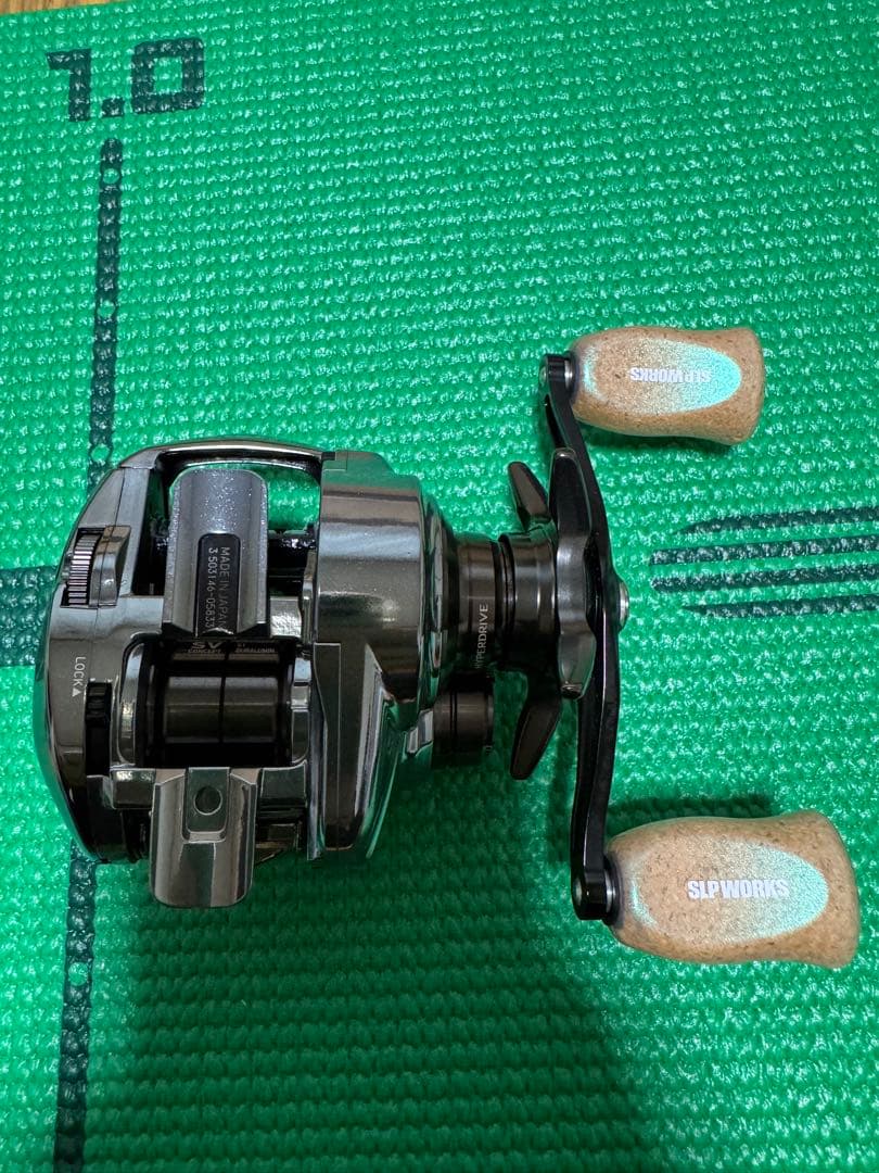 ダイワ 25 スティーズリミテッド CT SV TW 70XHL(左)