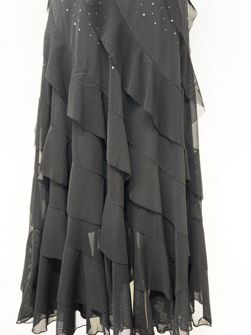 華やか✨ 新品　社交ダンス スカート 黒 ７段フリル ラインストーン付ｍ273