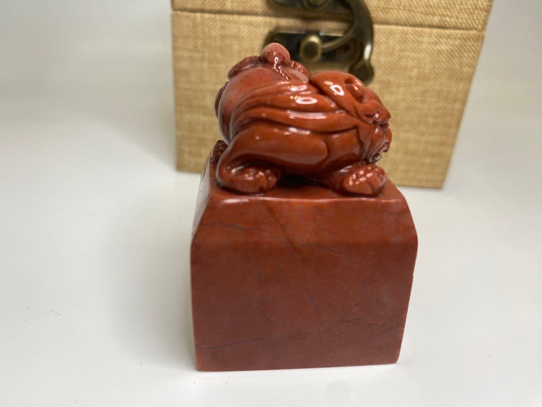 112 寿山石　印材　朱砂　 瑞獣　手彫り　紅石　大印面　篆刻　日展　雅号　箱付