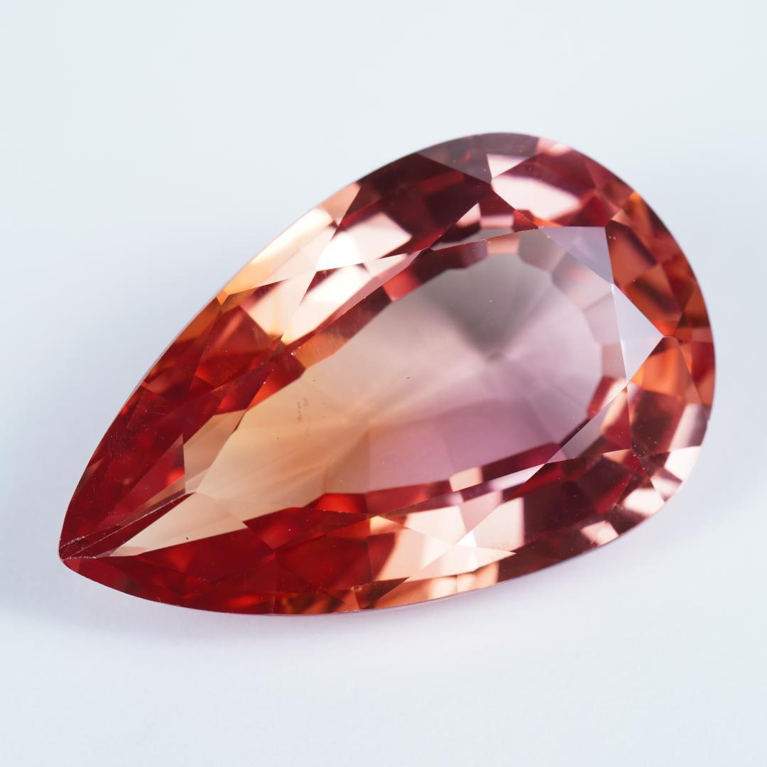 56.28ct　バイカラー合成サファイア