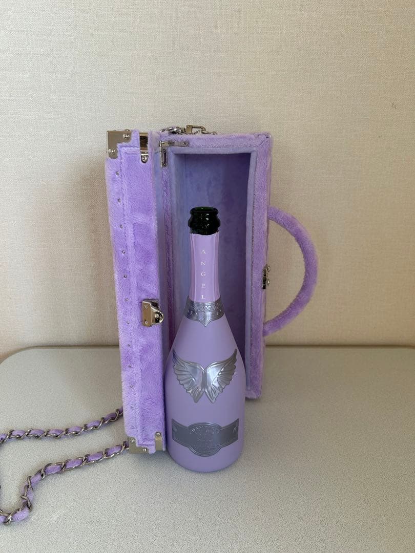 パープルシャンパンボトルとファーケース