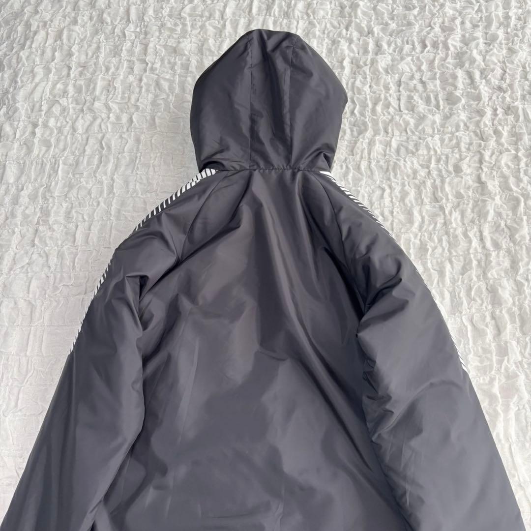 【新品未使用】 アシックス 現行モデル ベンチコート ロゴプリント