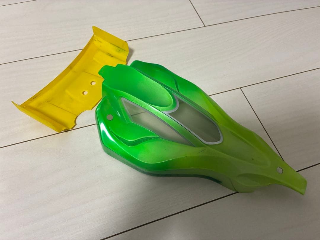 タミヤ　希少TRF201中古シャーシ、新品ボディセット