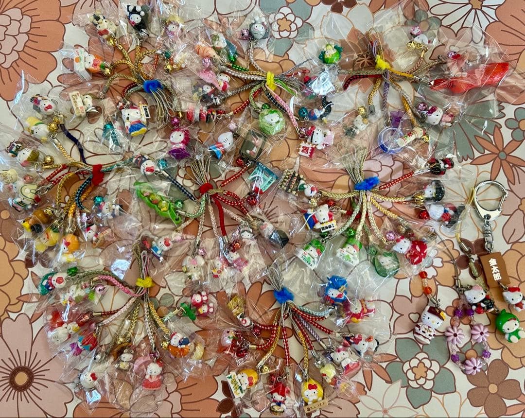 ご当地キティ　根付け・ストラップ・チャーム・ボールペン他　180個＋おまけ