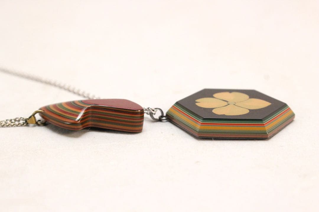 5142 堆朱　ペンダント2点　明石朴景 作 花文六角ペンダントトップ　送料無料