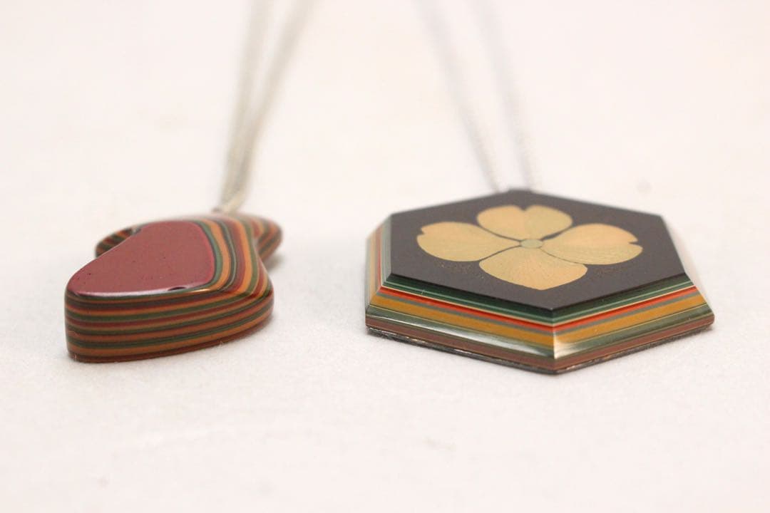 5142 堆朱　ペンダント2点　明石朴景 作 花文六角ペンダントトップ　送料無料