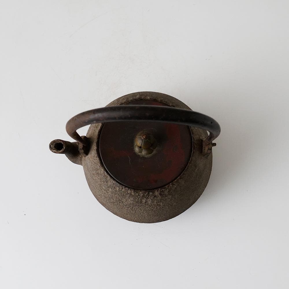 時代年代物 白肌 砂肌 平宝珠形 平丸形 鉄瓶 唐銅蓋クチナシ摘 提手に虫食い