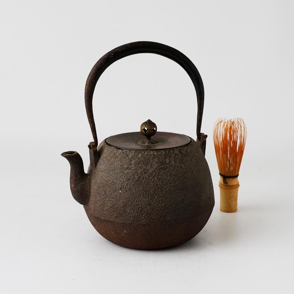 時代年代物 白肌 砂肌 平宝珠形 平丸形 鉄瓶 唐銅蓋クチナシ摘 提手に虫食い