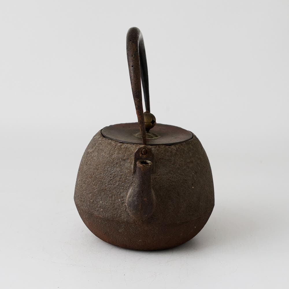 時代年代物 白肌 砂肌 平宝珠形 平丸形 鉄瓶 唐銅蓋クチナシ摘 提手に虫食い