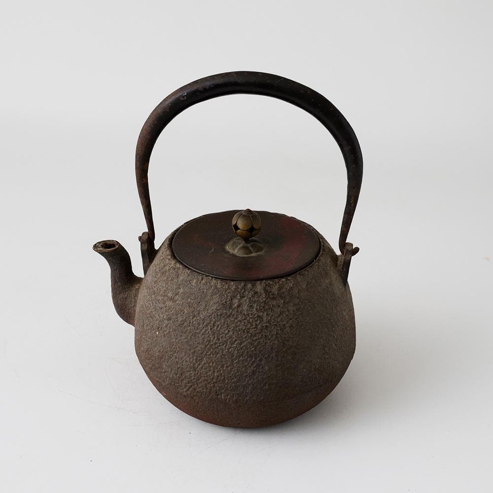 時代年代物 白肌 砂肌 平宝珠形 平丸形 鉄瓶 唐銅蓋クチナシ摘 提手に虫食い