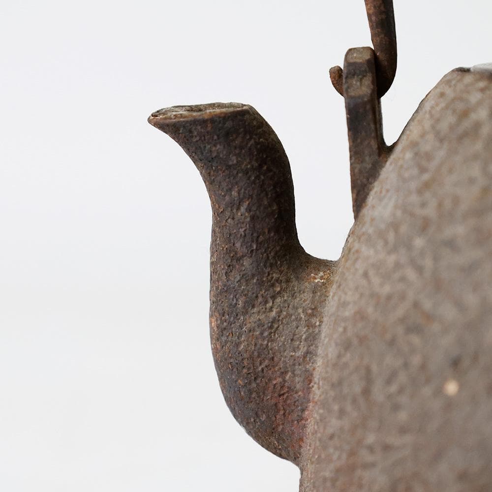 時代年代物 白肌 砂肌 平宝珠形 平丸形 鉄瓶 唐銅蓋クチナシ摘 提手に虫食い