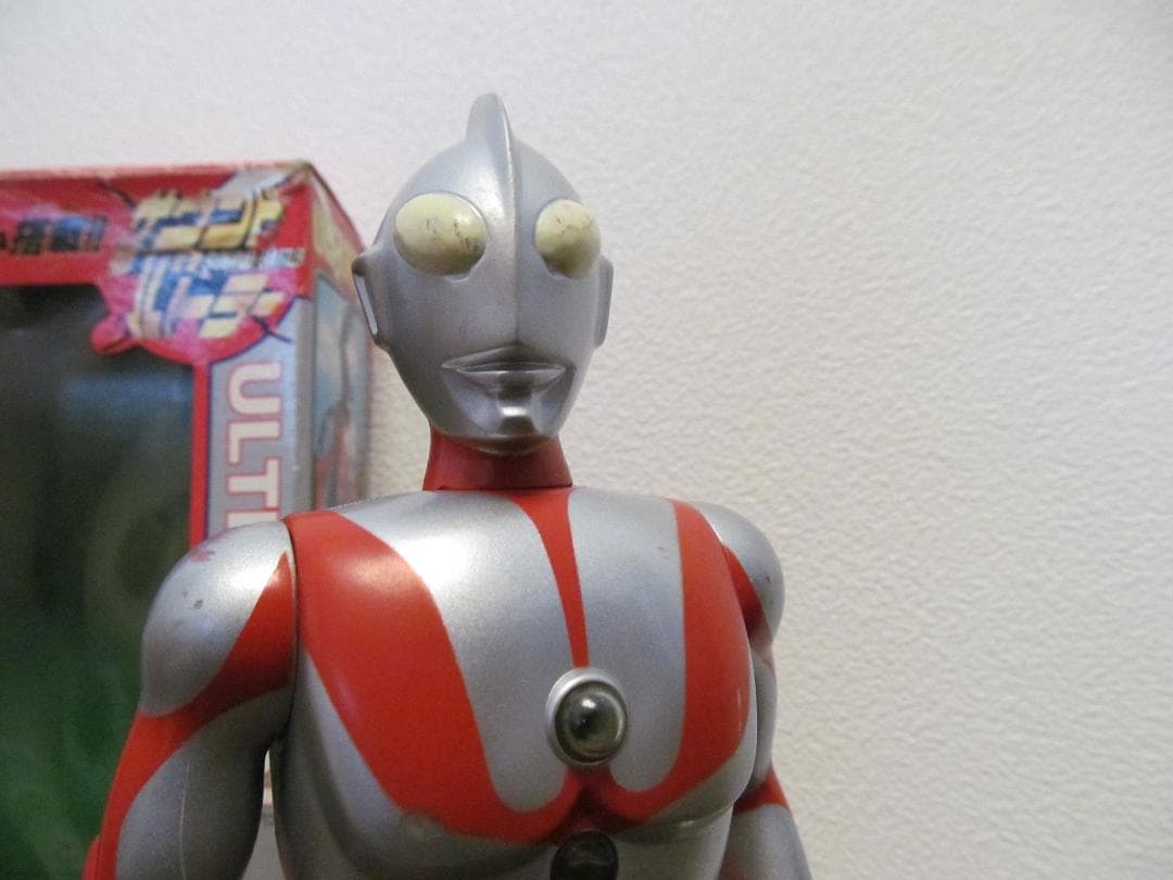 ウルトラマン　電池式　フィギュア