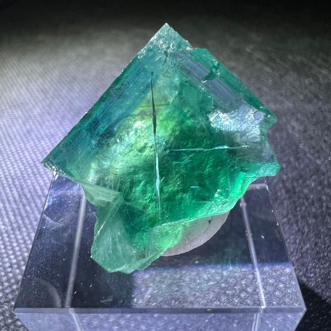 ヤオガンシャン☆ 宝石質ややダメージあり「露草色」ゾーニングフローライト