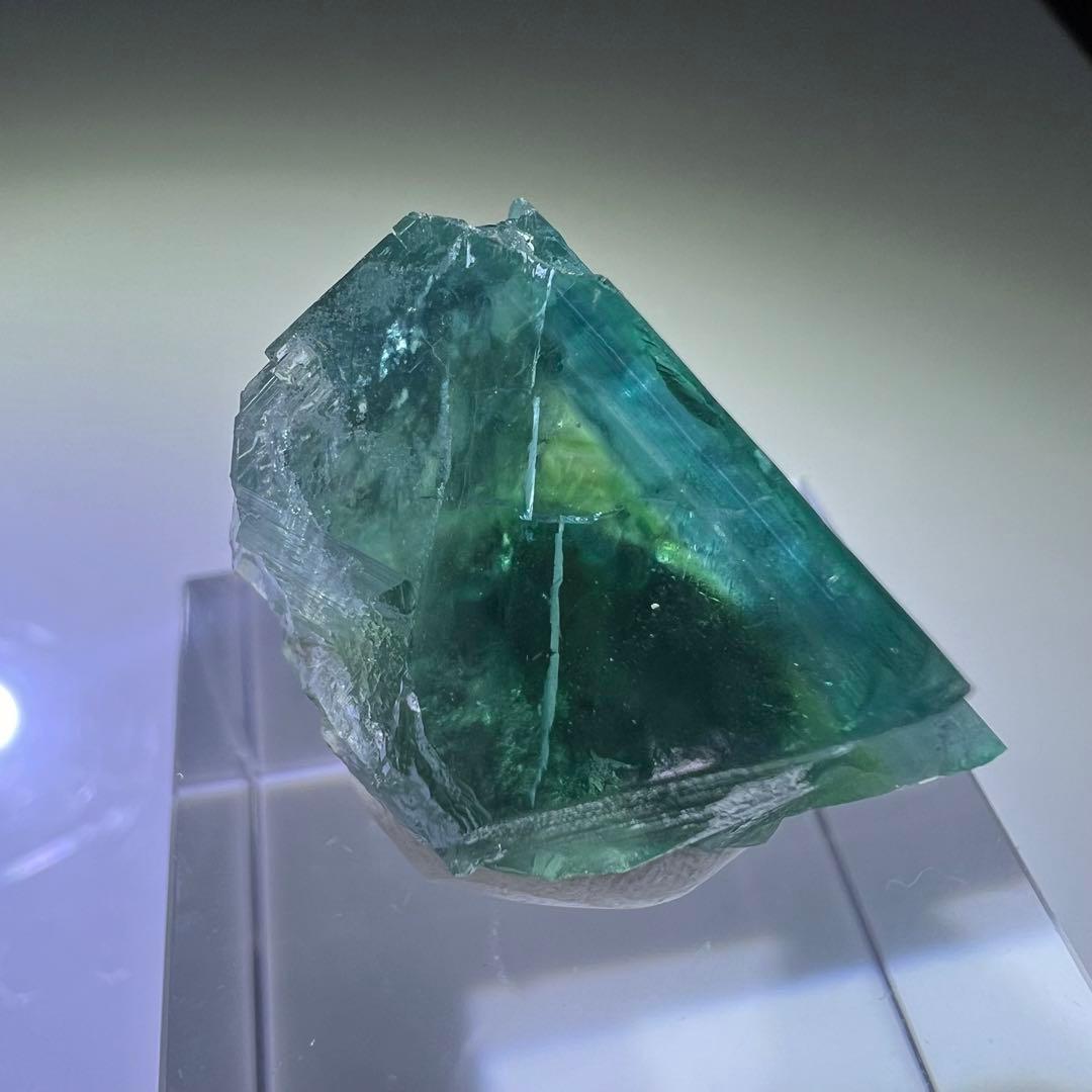 ヤオガンシャン☆ 宝石質ややダメージあり「露草色」ゾーニングフローライト